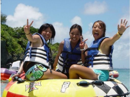 [沖繩/宇流麻市]僅限3月！畢業旅行計劃！無人島浮潛之旅和香蕉船 SUP 租賃の画像