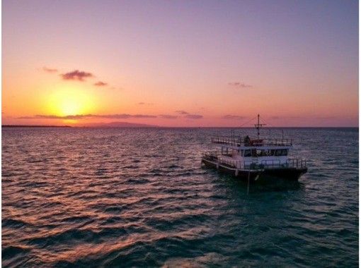 เกาะอิชิงากิ [บาร์บีคิวบนเรือ / อายุ 0 ปีสามารถเข้าร่วมได้] ล่องเรือชมพระอาทิตย์ตกบาร์บีคิวの画像