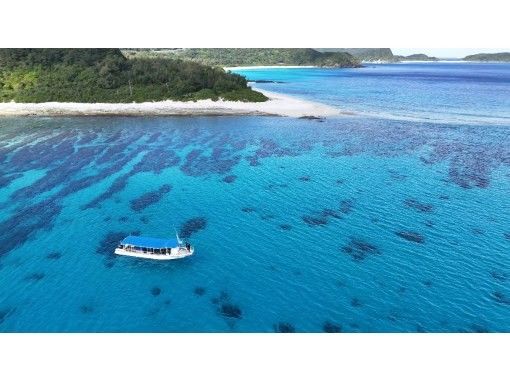 【沖縄・座間味島】写真動画撮ります♪手ぶら日帰り大歓迎♪シャワーとトイレ付、全面テント張りの大型グラスボートで美しい座間味の海をご案内♪の画像