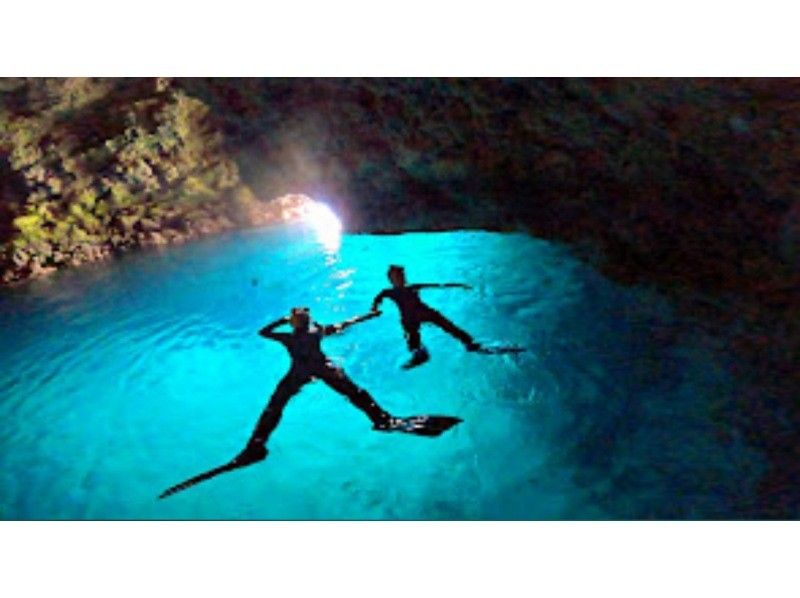 【沖縄・青の洞窟】ボートエントリー  青の洞窟 スキンダイビングの紹介画像