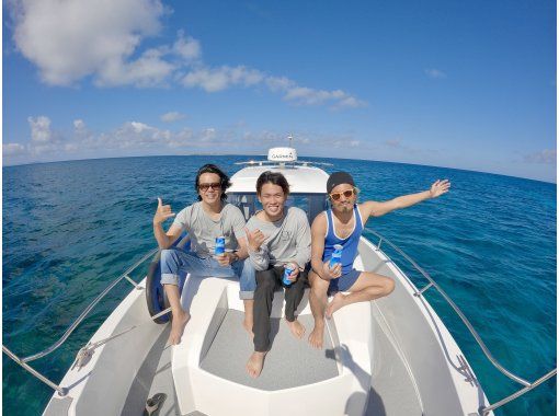SALE! [Departing from Chatan] Fully charter boat for families and groups! West Coast snorkeling & SUP! Free photo rental included! 150 minute course for up to 8 peopleの画像