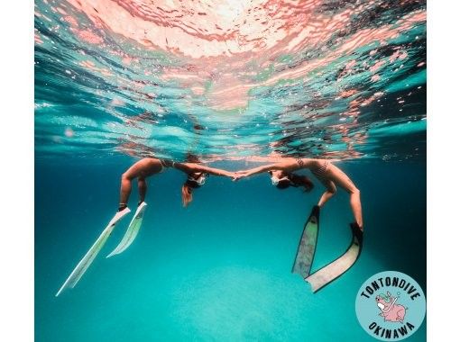 【沖縄・水納島&瀬底島】2ダイブ ボートエントリースキンダイビング(初心者向け)の画像