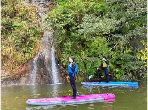 【北海道・余市／赤井川】10月まで限定開催！森の湖SUP 〜静寂な森と澄んだ空気に癒される〜ウェットスーツレンタル無料♪落合ダム湖の画像