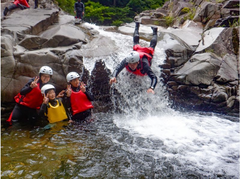 SALE! [Gunma/Minakami/Half-day rafting 3 hours/Tour photos are free!] <Family discount> Share your adventure memories with your family!の紹介画像