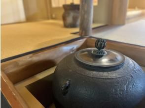 [神奈川/镰仓]“茶道体验”在明治时代创立的老字号和服店选择您最喜欢的和服并穿上它。何不穿上和服一边泡茶一边享受茶道的感觉呢？の画像