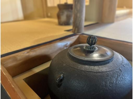 [神奈川/镰仓]“茶道体验”在明治时代创立的老字号和服店选择您最喜欢的和服并穿上它。何不穿上和服一边泡茶一边享受茶道的感觉呢？の画像