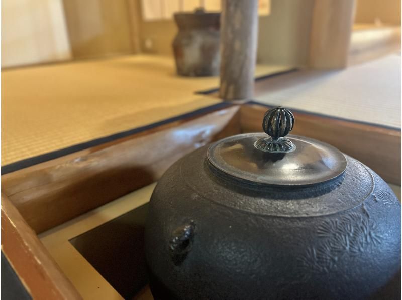 [神奈川/镰仓]“茶道体验”在明治时代创立的老字号和服店选择您最喜欢的和服并穿上它。何不穿上和服一边泡茶一边享受茶道的感觉呢？の紹介画像
