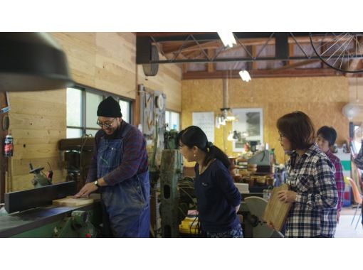 [Yamaguchi/Shimonoseki] Enjoy home-roasted coffee in a wooden cup! Make butter knives using professional machines at a workshop specializing in wooden tableware surrounded by nature and the sea.の画像