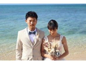 [Okinawa, Onna Village] Okinawa wedding photo 2-3 hours! All dresses and costume rentals included + 1 hour of unlimited shooting & all data gift! Hair and makeup can be selected!の画像