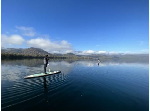 [Hokkaido, Lake Kussharo] "Parent-child discount plan" Parent-child tandem! Panoramic SUP cruising with spectacular views! | Beginners welcome | Tour photos includedの画像