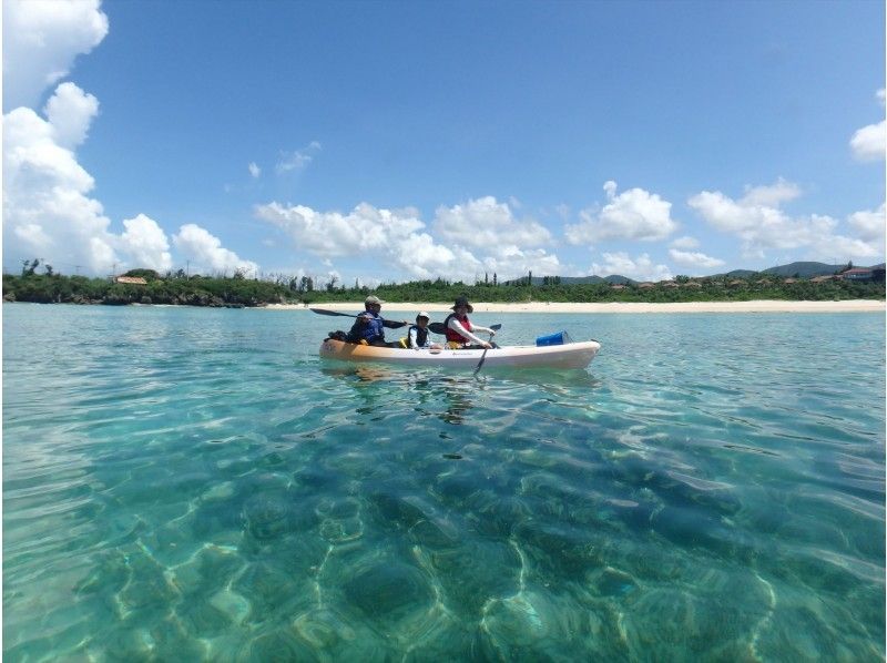 【家族旅行に最適！】一組貸切で行く、美ら海シーカヤック＆シュノーケルツアー・のんびり3時間コース