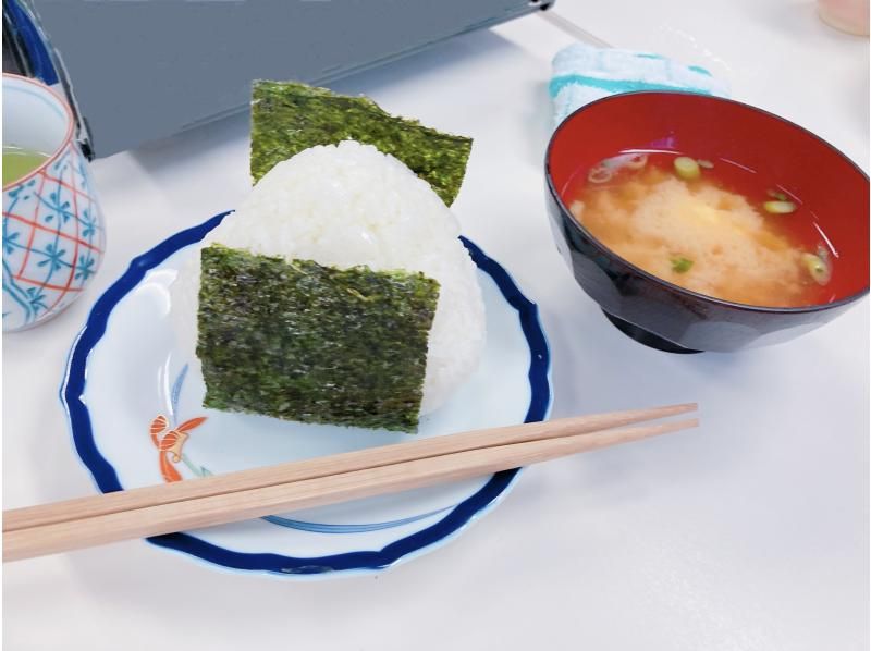 [โตเกียว/นิฮอนบาชิ] ประสบการณ์การทำอาหารญี่ปุ่นที่บ้านและประสบการณ์ชุดยูกาตะ ~ รวมมัทฉะและขนมชา (เดิน 2 นาทีจากสถานี)の紹介画像