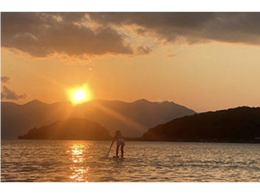 [ชิงะ/โอมิฮาจิมัน] ล่องเรือ Sunset Suigo SUP! ☆ทัวร์หมู่บ้านน้ำ Azuchihachiman SUP หนึ่งในแปดทิวทัศน์อันงดงามของทะเลสาบบิวะ☆! พระอาทิตย์ตก Suigo ที่ยอดเยี่ยม! หลักสูตร 1.5 ชั่วโมงの画像