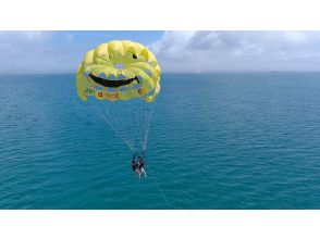 [從沖繩/海底公路/濱比嘉島出發] 3 小時滑翔傘 + 客製化海上運動如果您不確定，這就是您的最佳選擇！非常受歡迎的計劃！貪心的人必看の画像