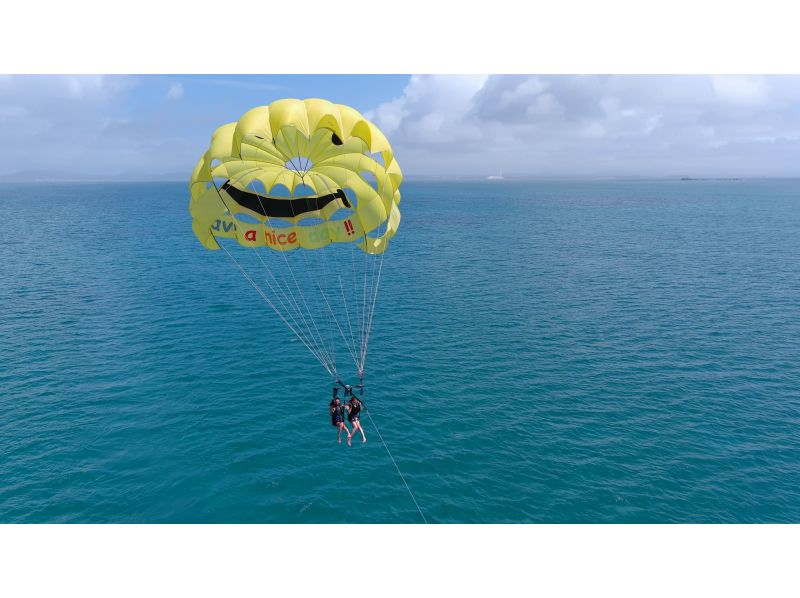 [从冲绳/海底公路/滨比嘉岛出发] 3 小时滑翔伞 + 定制海上运动如果您不确定，这就是您的最佳选择！非常受欢迎的计划！贪心的人必看の紹介画像