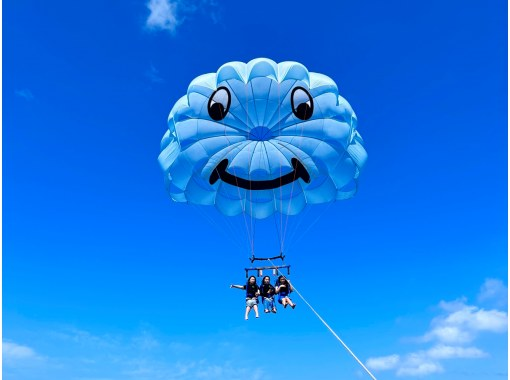 [Kouri Island Parasailing] End of rainy season sale in progress☆ [Island of Love] Take a walk in the sky above Heart Rock - Okinawa's longest rope at 200m! Half price for elementary and junior high school students☆の画像