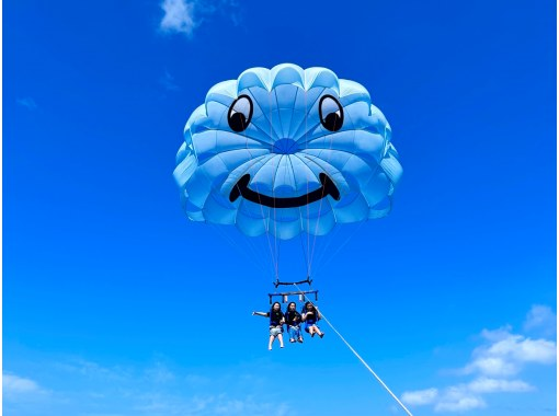 [Kouri Island Parasailing] Spring break discount available ☆ [Love Island] Take a walk in the sky above Heart Rock ~ Okinawa's longest rope at 200m! Free GOPRO ^^ [Breathtaking views, hidden places]の画像