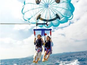 [Okinawa, Kouri Island] NEW opening in 2024 ♪ "Kouri Island Parasailing" Take an aerial stroll through the spectacular emerald green scenery with your family, couples, and friends ☆の画像