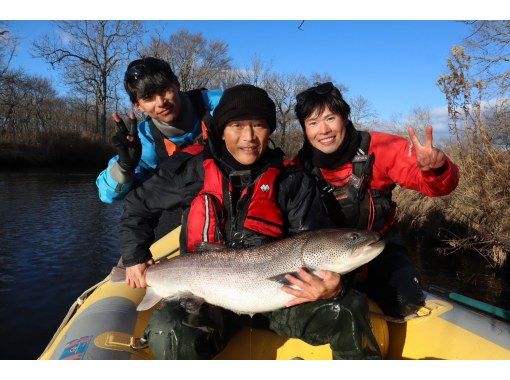 [Hokkaido/Teshikaga] Raft boat fishing 1-day tour. We provide a special fishing experience. Let's explore the points that were out of reach together!の画像