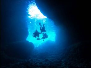 有保证！只适合那些绝对想去青之洞窟的人！带导游的私人体验潜水✨包含GoPro摄影和喂食体验【冲绳真荣田岬】有英文！