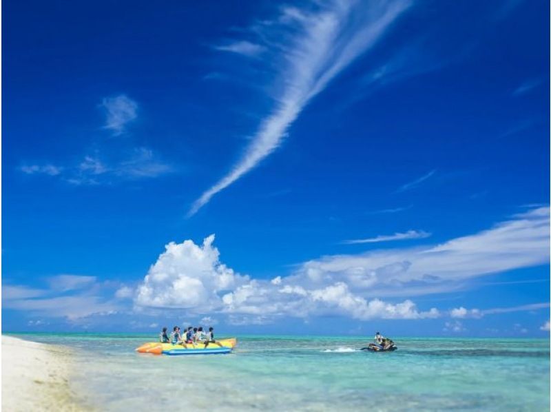【沖繩/恩納村】藍洞浮潛+乘船香蕉船|無限次水下攝影、影片拍攝|免費停車、淋浴、吹風機|餵魚體驗|好玩極了の紹介画像