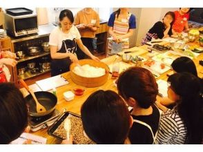 【愛知・名古屋】日本の料理を体験して一緒に食べましょう！色々な種類のだしと醤油のテイスティング+和菓子と緑茶付き！の画像
