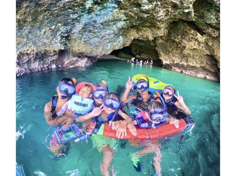 โอกินาว่า เกาะอิชิงากิ แนะนำสำหรับครอบครัว ทัวร์ที่เด็ก ๆ จะได้เพลิดเพลิน การดำน้ำตื้น(Snorkeling) ทัวร์ Blue Cave Marine Shop HAPPY