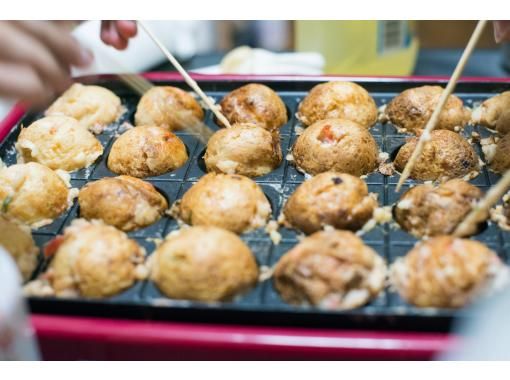 [Tokyo 23 Wards] Experience the classic Japanese home party "Takoyaki Party" at your accommodation. Perfect for when you can't go out due to rain (for overseas visitors)の画像