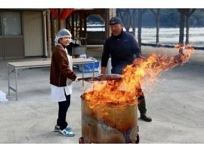 Together with a country boy! Experience cutting raw bonito and grilling it over straw in "The Sea Town of Susaki"