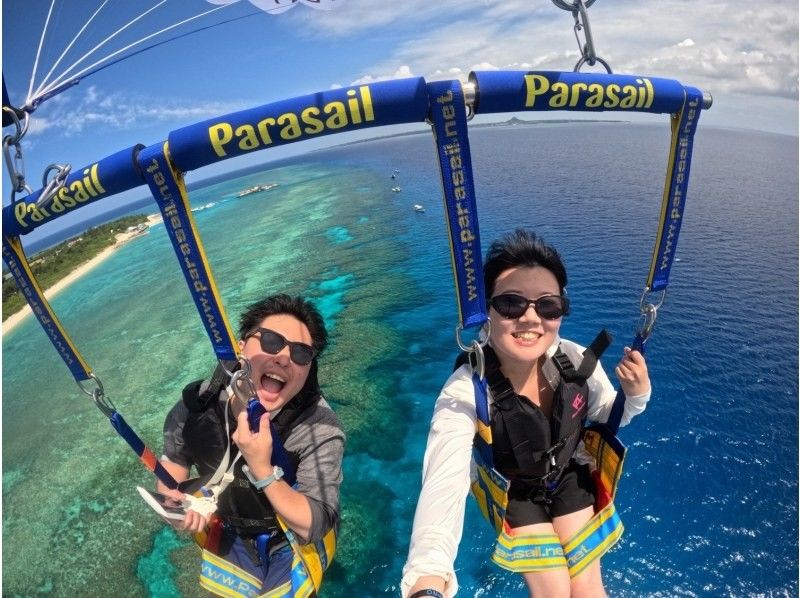 Save money by booking in advance! [Held on Sesoko Island / Approx. 2 hours] Parasailing around Sesoko Island, where sea turtles live! & Banana boat snorkeling. Free GoPro photography.の紹介画像