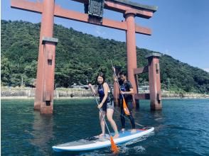 [Takashima City, Shiga] Experience SUP in the beautiful waters of Lake Biwako. Take a photo in front of the large torii gate of Shirahige Shrine!