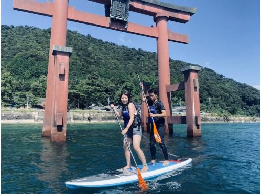 [Takashima City, Shiga] Experience SUP in the beautiful waters of Lake Biwako. Take a photo in front of the large torii gate of Shirahige Shrine!の画像