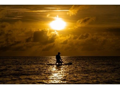 [Limited to one group per day - SUP/Kayak] Ishigaki Island's first! Superb sunset & natural monument mangrove drone and SLR camera photography included! Guided by a professional island photographer!の画像