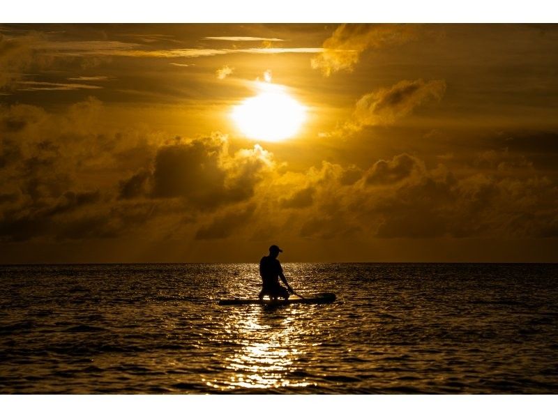 [Limited to one group per day - SUP/Kayak] Ishigaki Island's first! Superb sunset & natural monument mangrove drone and SLR camera photography included! Guided by a professional island photographer!の紹介画像