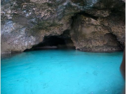 [Okinawa, Ishigaki Island] A series of moving experiences! [Let's go see the Blue Cave and sea turtles!] Snorkel tour transfers, equipment, and photo data are free!の画像