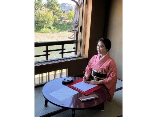 Cherry Blossom Viewing Experience calligraphy [Kyoto Calligraphy: Experience Japanese calligraphy - Create your own calligraphy piece to take home with you, tea, Japanese sweets, and souvenirsの画像