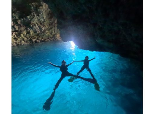 Get ahead of summer!! [Blue Cave] Blue Cave Snorkeling Experience Plan ☆ Make memories at a great price with an all-inclusive plan with no additional fees♪の画像