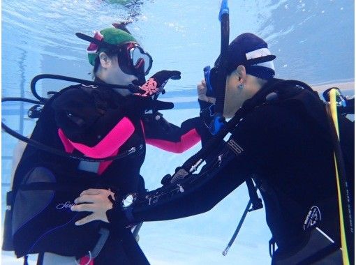 【大阪・大阪市内】温水プールで体験ダイビング！ライセンス不要！1日1組の少人数制×女性スタッフ在籍★ 2人以上で参加の画像