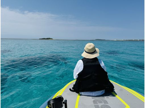 [Okinawa main island, southern part, Itoman city] ★Beach walk★ Sea turtle search and untouched uninhabited island cruising course on the latest paddle board Hobie (required time 60 minutes)の画像
