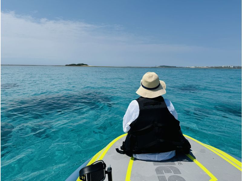 [Okinawa main island, southern part, Itoman city] ★Beach walk★ Sea turtle search and untouched uninhabited island cruising course on the latest paddle board Hobie (required time 60 minutes)の紹介画像