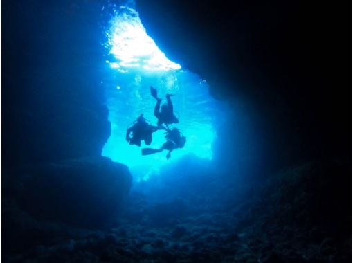 확약! 푸른 동굴에 반드시 가고 싶은 사람 전용 스노클링 ✨ GoPro 촬영 & 미끼 체험 포함 [오키나와 · 마에다 케이프] 영어 가이드 대응の画像