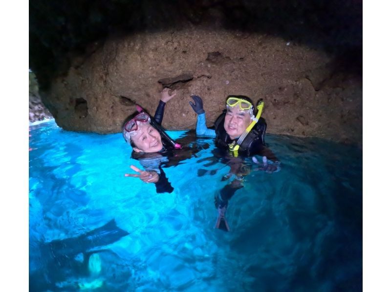有保證！適合那些一定要去青之洞窟的浮潛✨ 包含GoPro攝影和餵食體驗【沖繩/真榮田岬】英文導遊の紹介画像