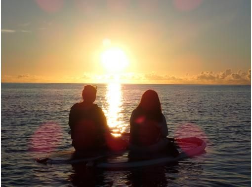 SALE [Okinawa, Onna Village/Maeda Cape area] We will guide you to a popular photogenic spot! A fully-chartered sunset SUP cruising tour with the sun setting on the west coast as your backdropの画像