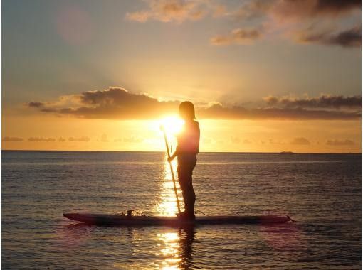 [Okinawa, Onna Village/Maeda Cape area] A fully-chartered sunset SUP cruising tour with the sun setting on the west coast as your backdropの画像