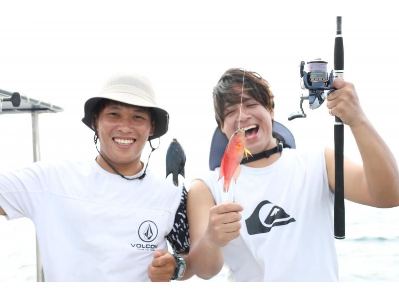 Super Summer Sale 2024 [Departing from Chatan] Fully charter the boat for your family or group! Tropical fishing & snorkeling! Free photo rental included! 150 minutes, up to 8 peopleの紹介画像