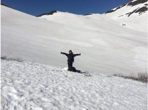【山形｜月山】6月まで滑れる!!夏スノーボードを楽しもう!!※お泊りのホテルからスキー場まで送迎付きの画像