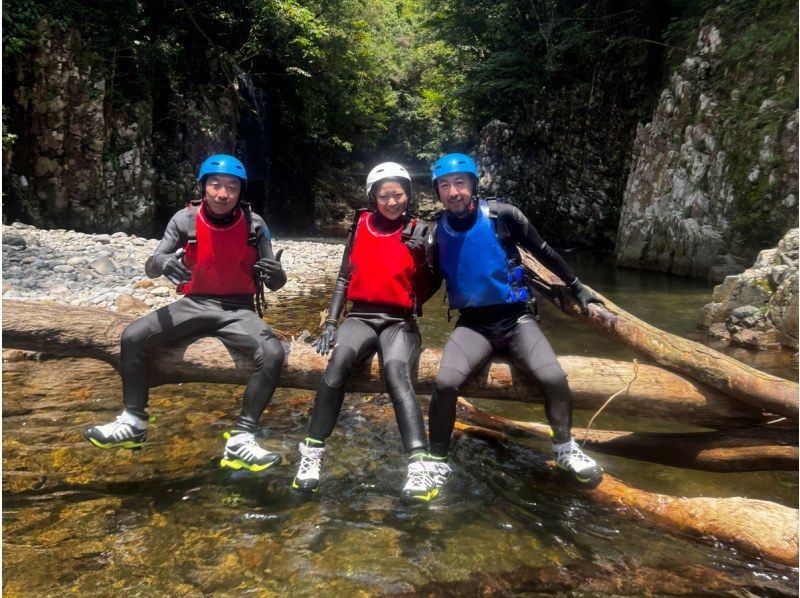 [Hyuga, Miyazaki] Shower climbing while swimming in a clear stream