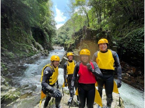 [Hyuga City, Miyazaki] Shower climbing while swimming in a gentle, clear stream - the unexplored feeling is like a mini Takachiho Gorge!の画像