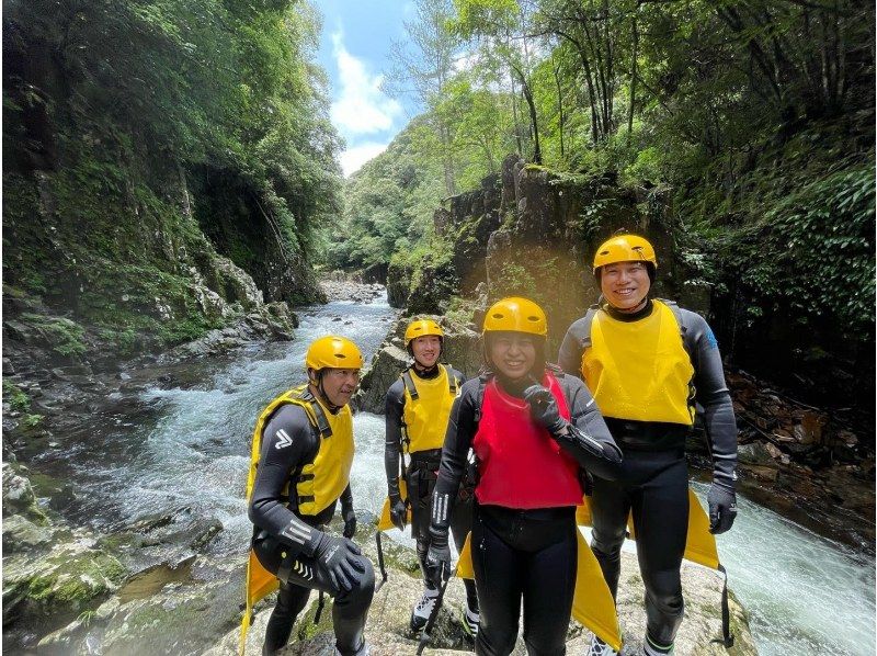 [Hyuga City, Miyazaki] Shower climbing while swimming in a gentle, clear stream - the unexplored feeling is like a mini Takachiho Gorge!の紹介画像