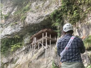 [Tottori Prefecture, Mt. Mitoku] Limited to one person! Experience the Shugendo path and worship at the most dangerous national treasure in Japan, Mt. Mitoku Nageiredo Hall